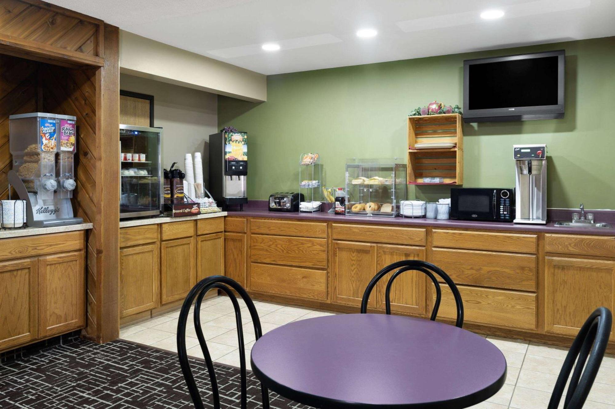 Super 8 By Wyndham Dyersville מראה חיצוני תמונה