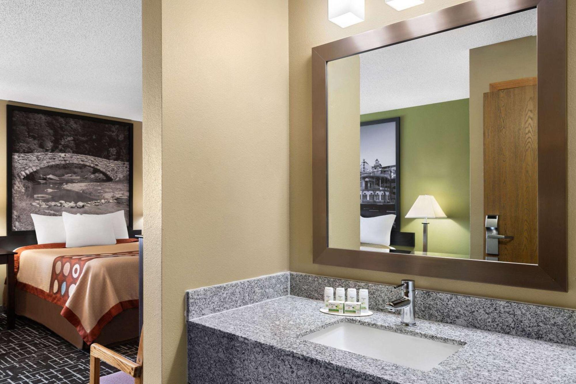 Super 8 By Wyndham Dyersville מראה חיצוני תמונה