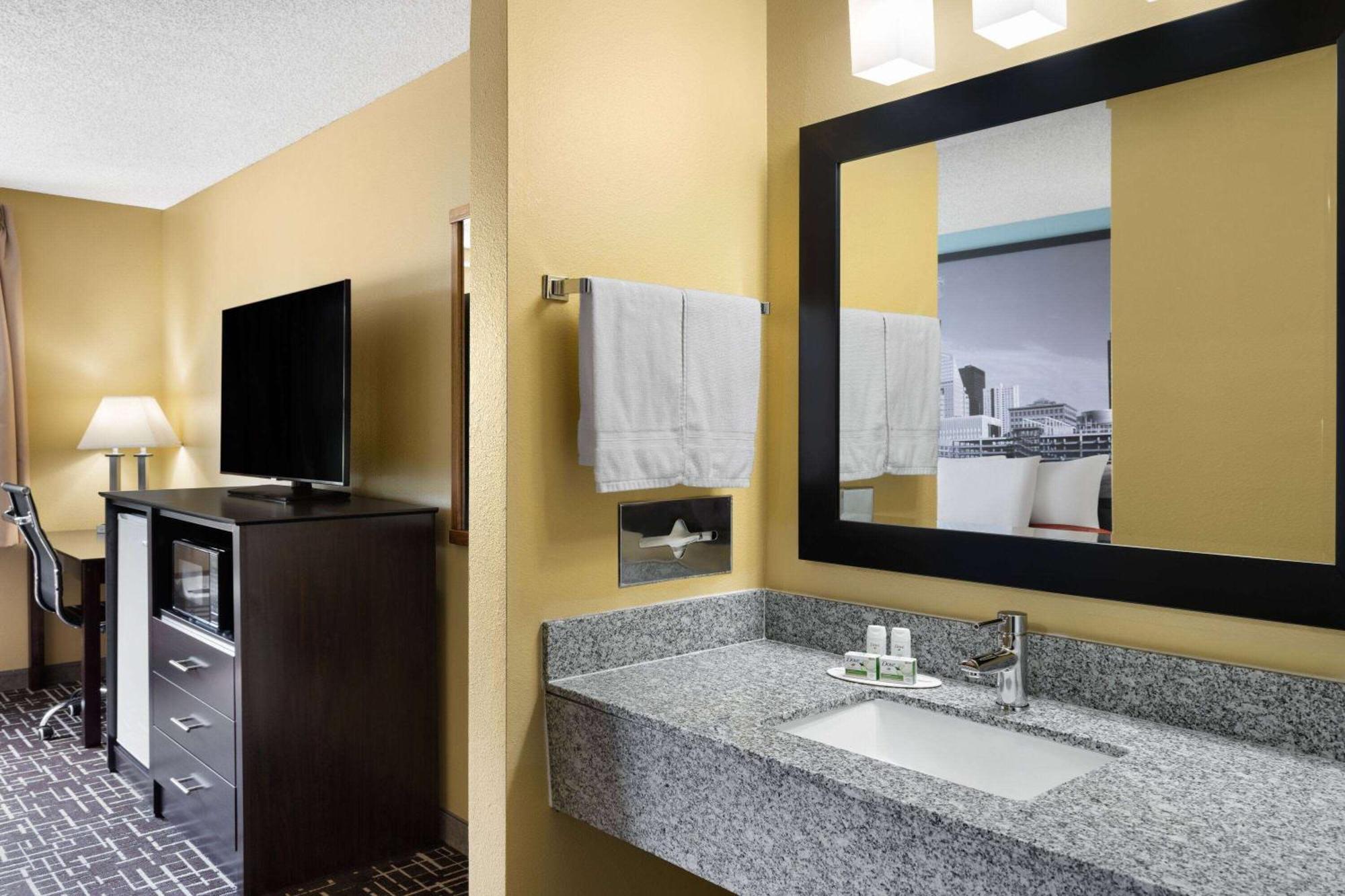 Super 8 By Wyndham Dyersville מראה חיצוני תמונה